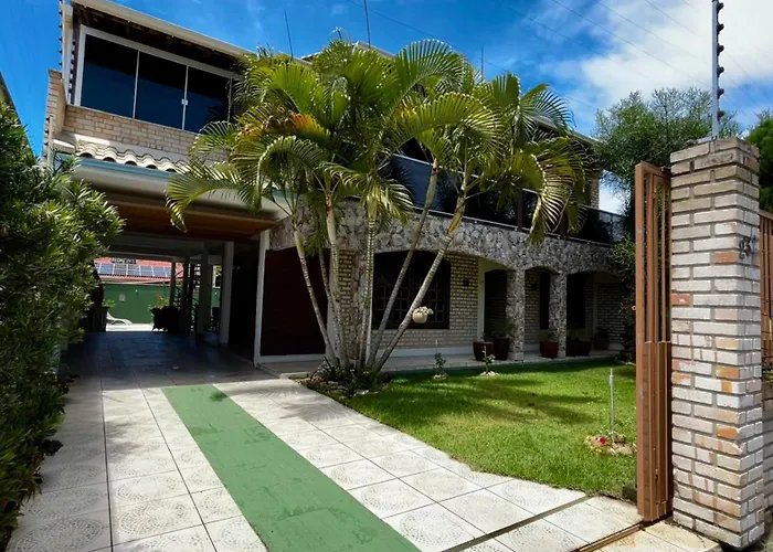 Casa Espacosa Com Sala De Jogos Interna E Externa