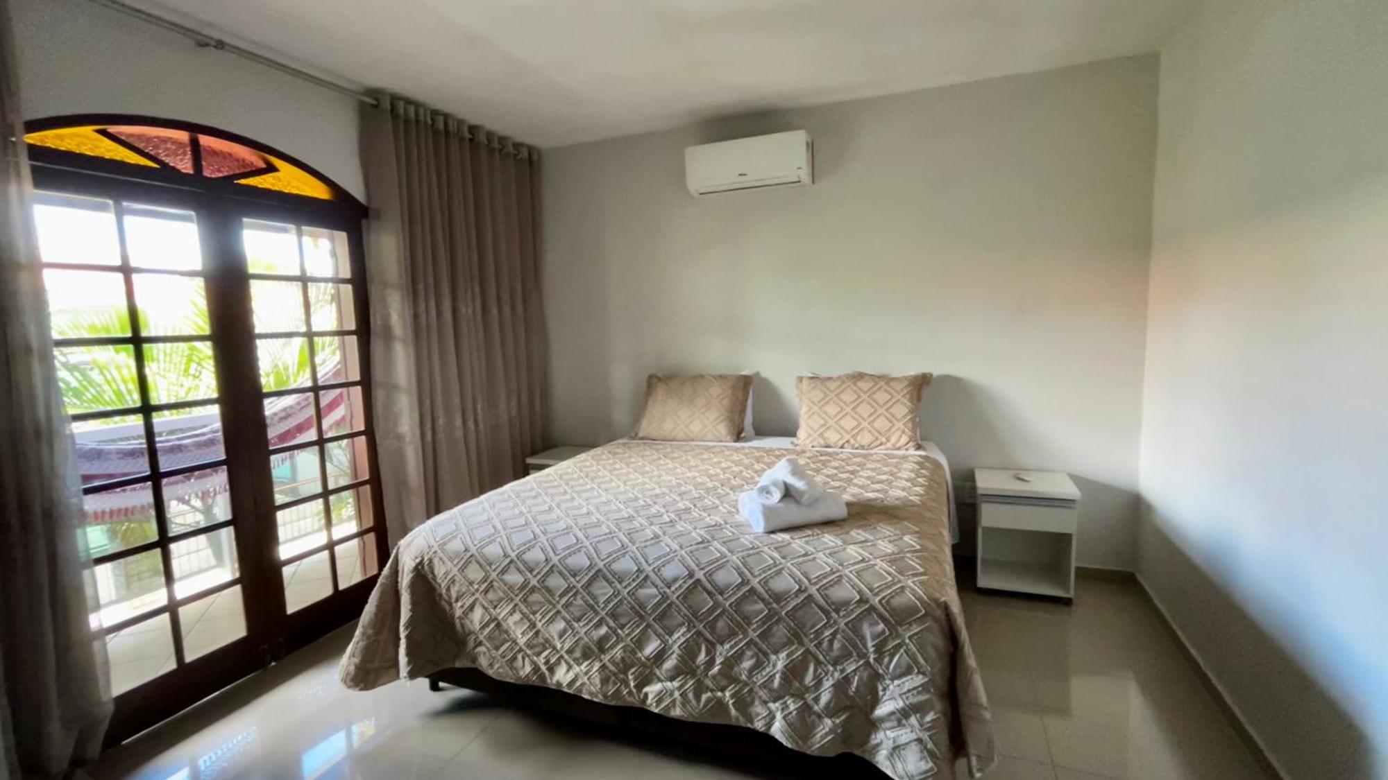 Casa Espacosa Com Sala De Jogos Interna E Externa