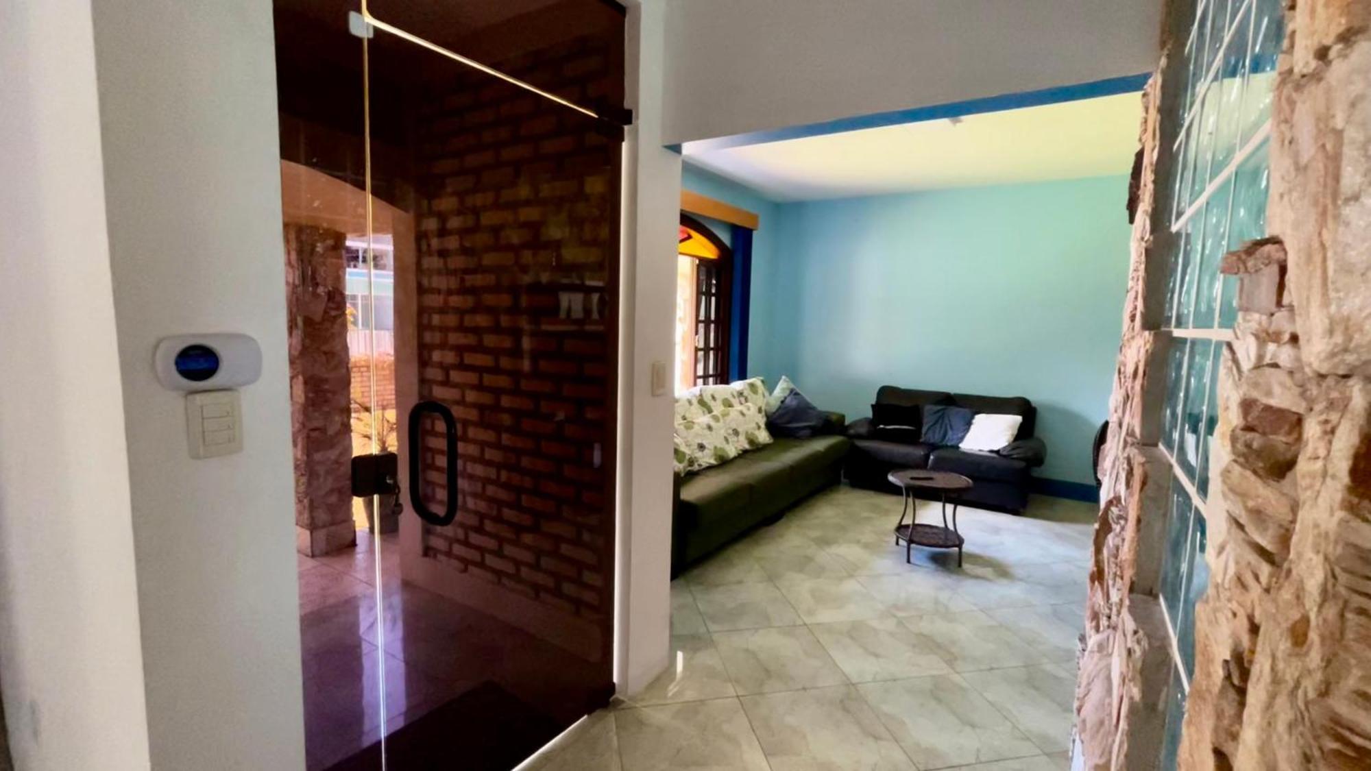 Casa Espacosa Com Sala De Jogos Interna E Externa