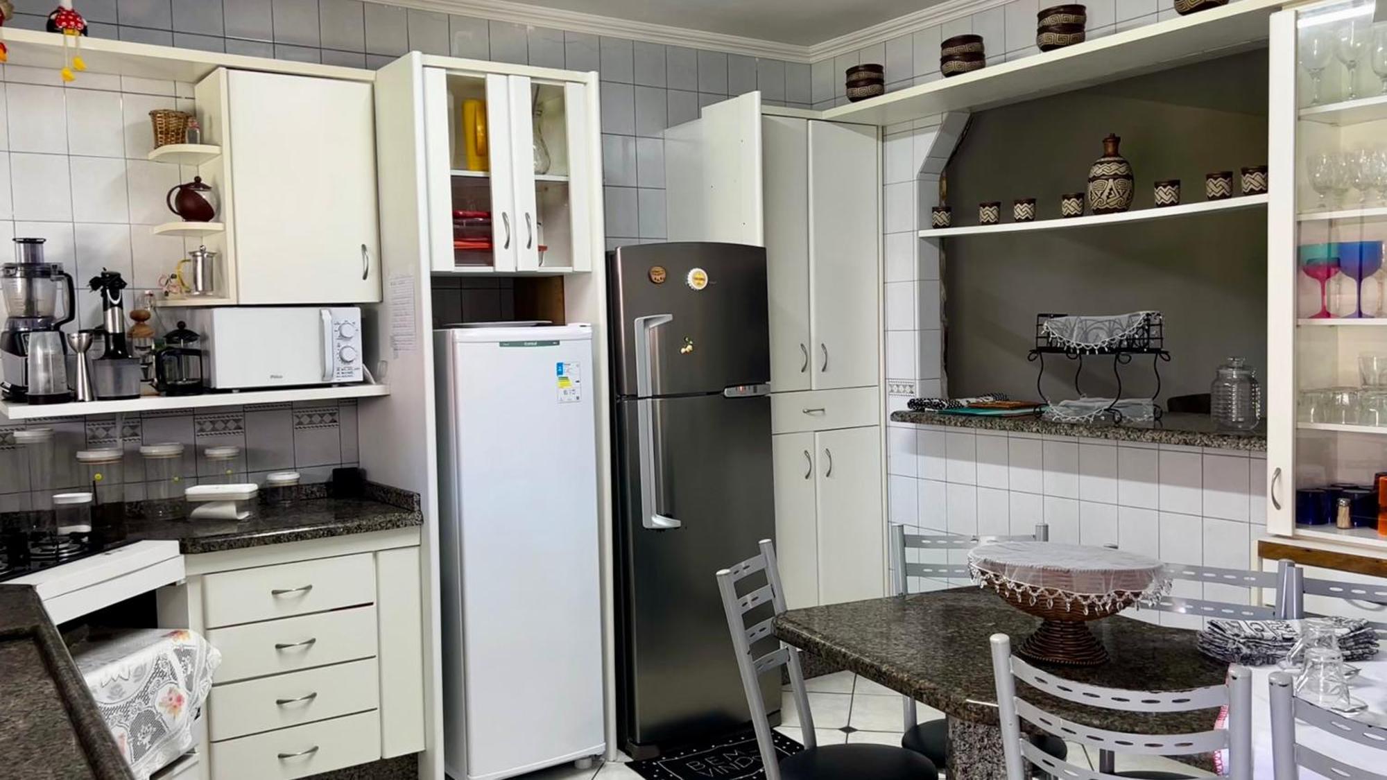 Casa Espacosa Com Sala De Jogos Interna E Externa *