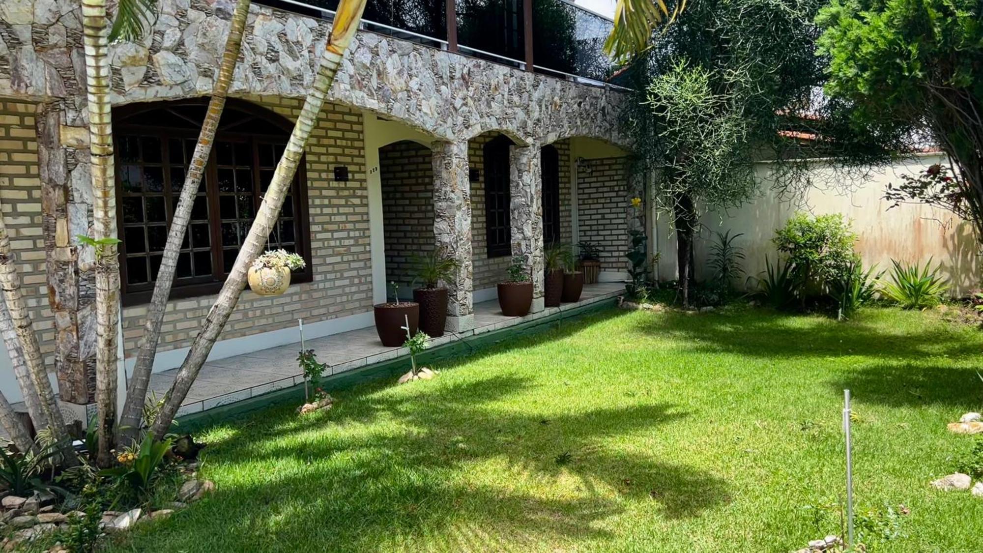 Casa Espacosa Com Sala De Jogos Interna E Externa *