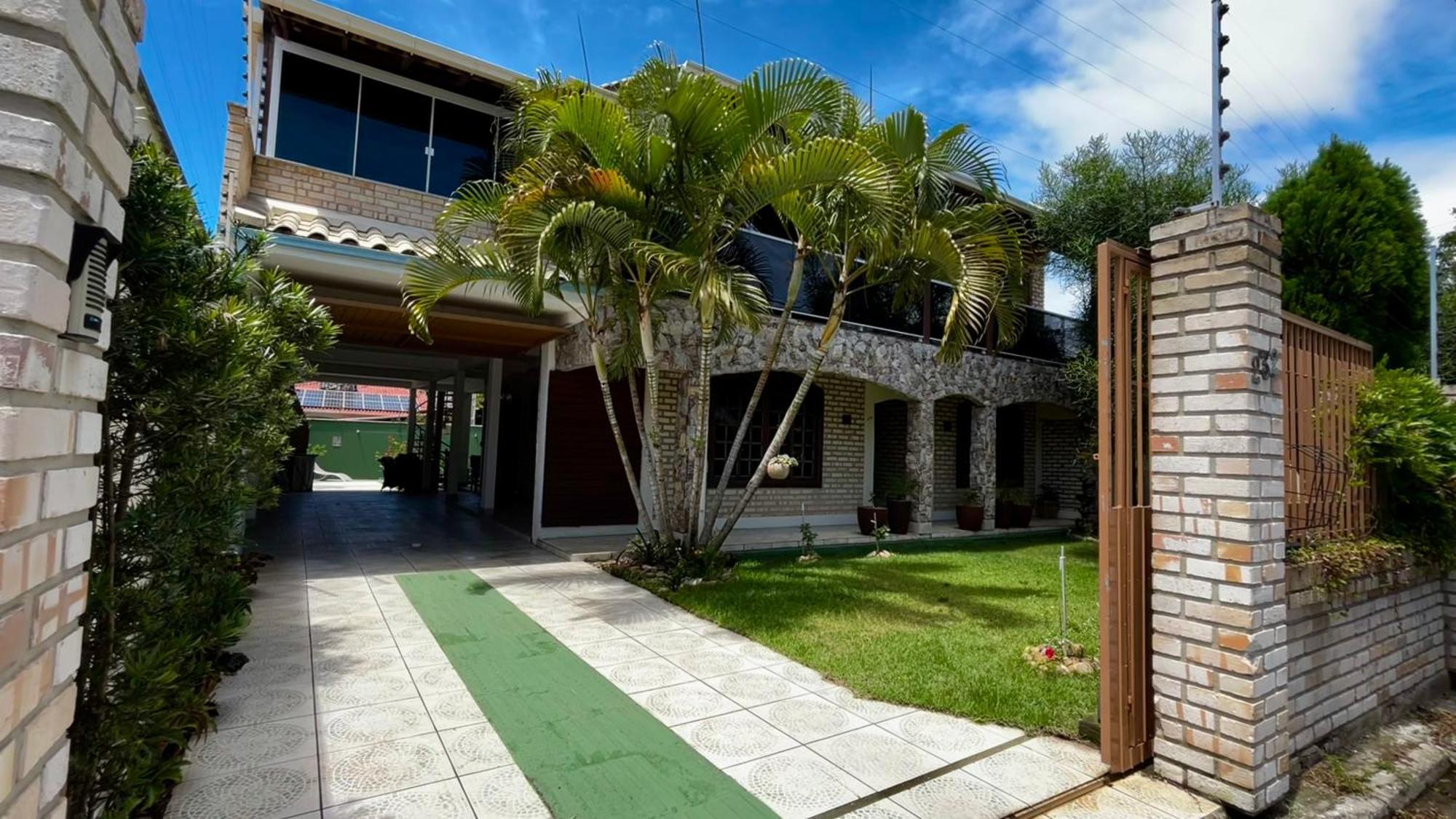 Casa Espacosa Com Sala De Jogos Interna E Externa